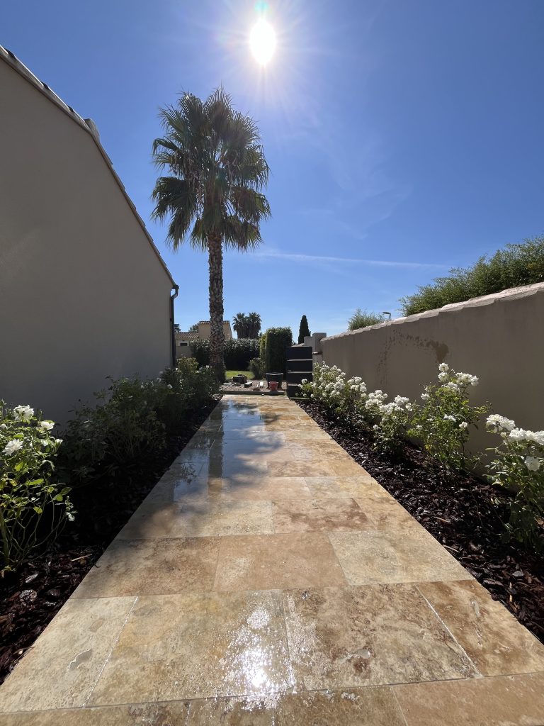 Paysagiste à Nîmes, Les Compagnons Paysagistes propose création, entretien, élagage, piscines et nettoyage extérieurs. Interventions à Nîmes, Uzès, Sommières, Vaunage et alentours.